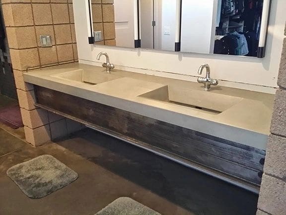 A bathroom with two sinks and mirrors